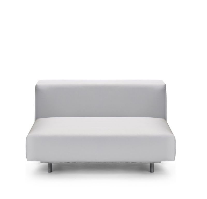 Walrus Sofa Mittelmodul von Extremis für den Außenbereich in hellem Grau auf weißem Hintergrund.